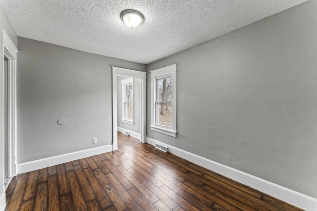 Building Photo - COMING SOON!! Charming 2-Bedroom Haven in Kansas City Northland!