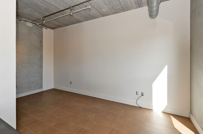 Building Photo - 309 E 5th St