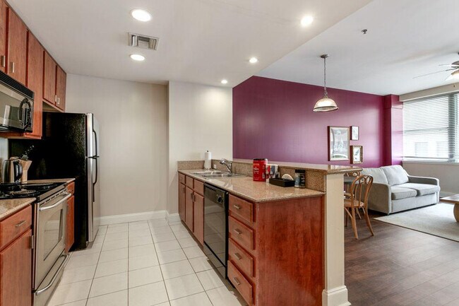 Building Photo - 925 Common St