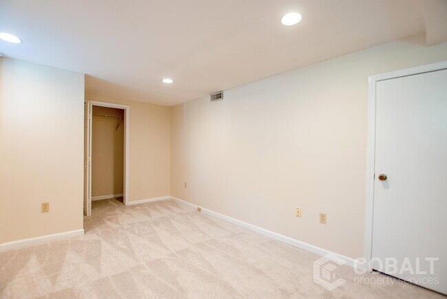 Building Photo - 867 Rosedale Rd NE