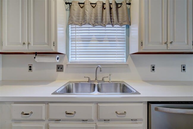 Building Photo - 1019 Dustin Dr