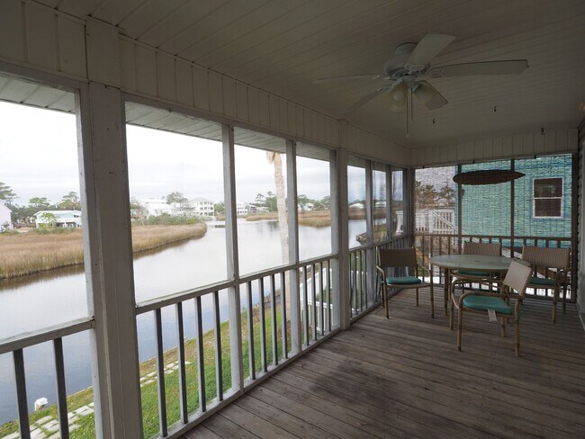 Building Photo - Gorgeous water views just blocks from the ...