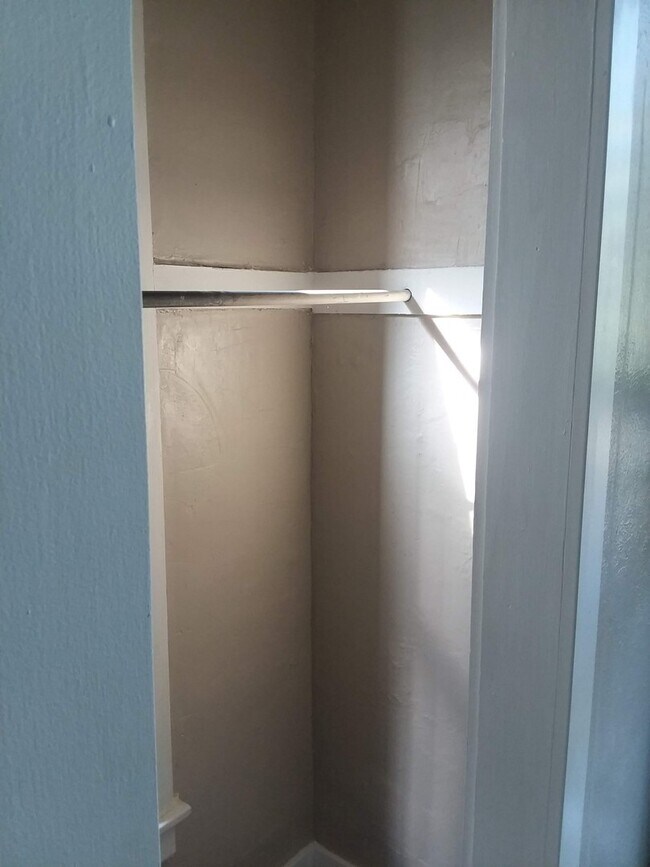 Building Photo - Cap Hil Adorable 1 Bedroom Available Now!