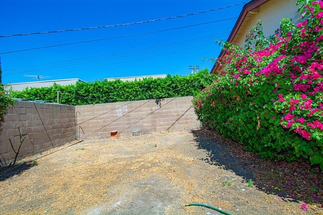 Building Photo - 2Bedroom 1 Bath with 1 Car GR Spacious Apartment Unit -Azusa