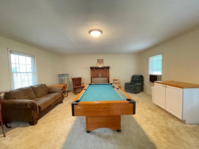 Building Photo - Large Furnished Rancher that Includes Lawn Maintenance and Bonus Room