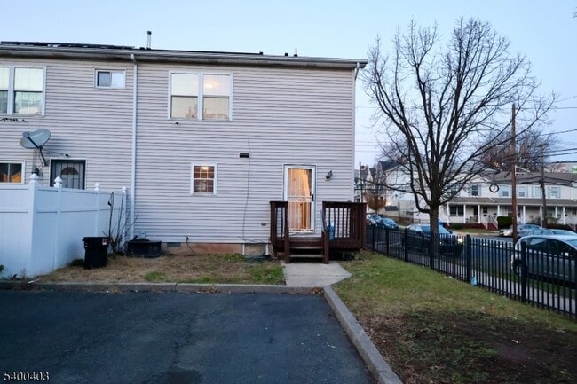 Building Photo - 124 Dickerson St