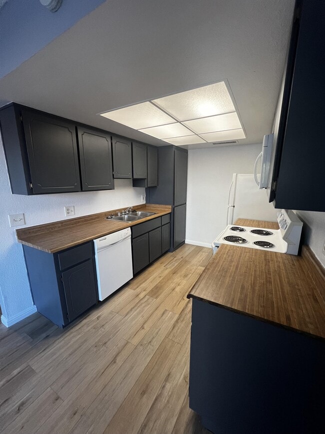 Building Photo - 301 Brookside Ln