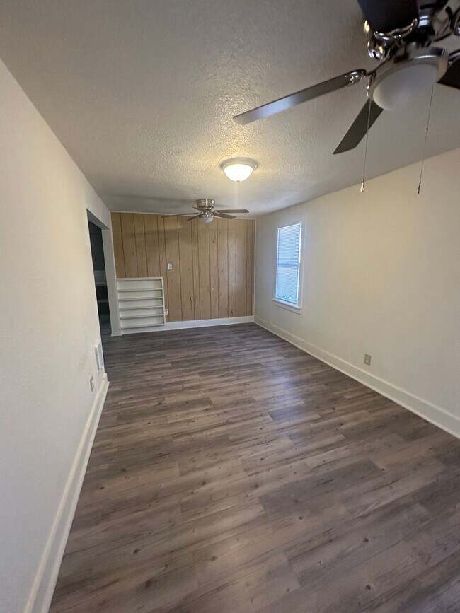 Building Photo - Spacious 4 Bedroom!