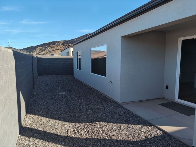 Building Photo - Modern Comfort Meets Effortless Living in Long Valley!