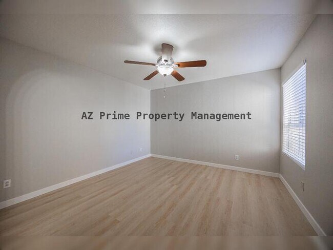 Building Photo - 1880 E Morten Ave