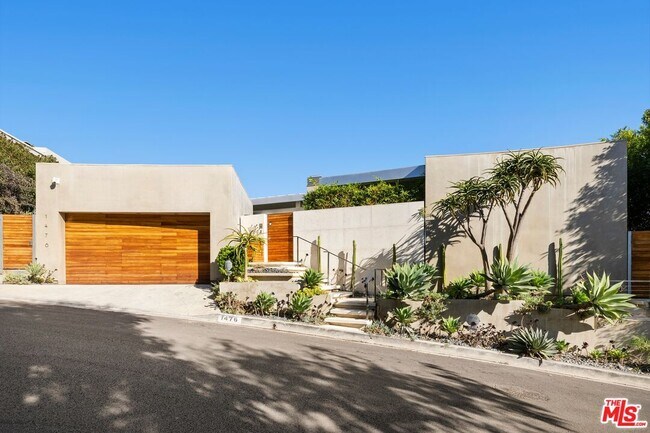 Building Photo - 1476 Blue Jay Way
