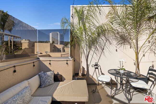 Building Photo - 930 N Doheny Dr
