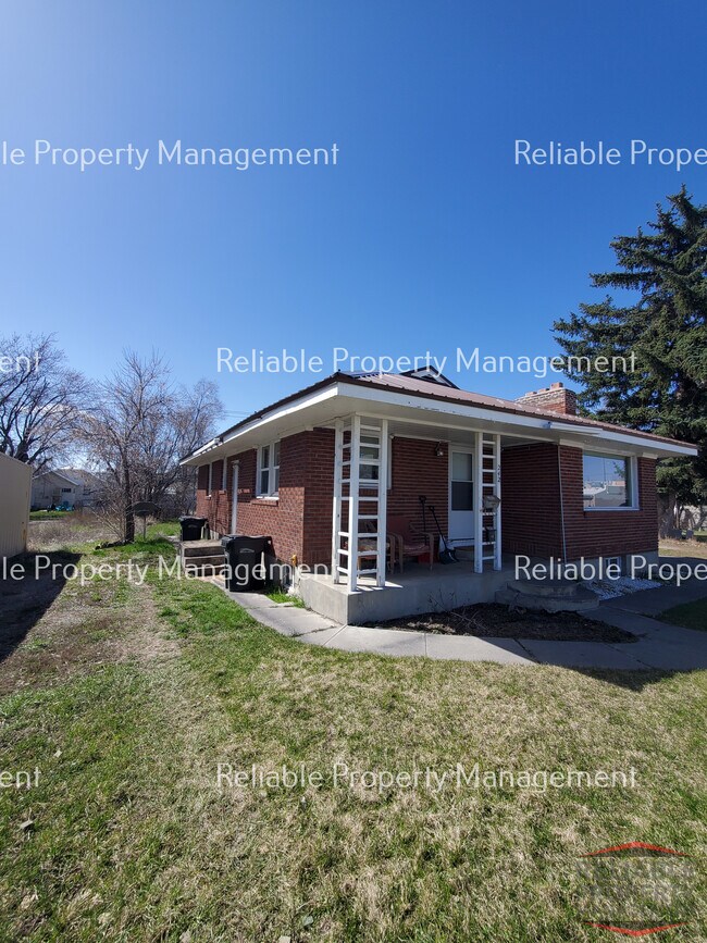 Primary Photo - 242 Gladstone St