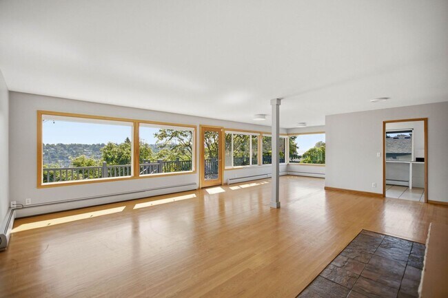 Building Photo - Spacious 4 Bed 2.5 Bath Home with Panoramic Views in Magnolia
