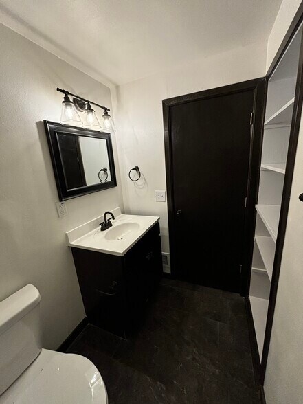 Building Photo - 2047 Ravine St
