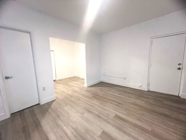 Building Photo - 1 Bedroom Across from Flamingo Park - Minu...