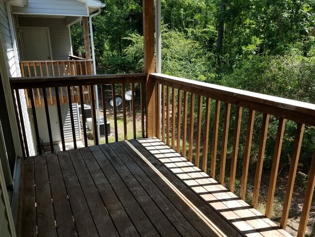 Building Photo - 2 Bedroom, 1 bath apartment