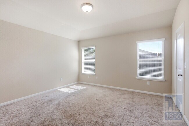Building Photo - 821 Schefer St