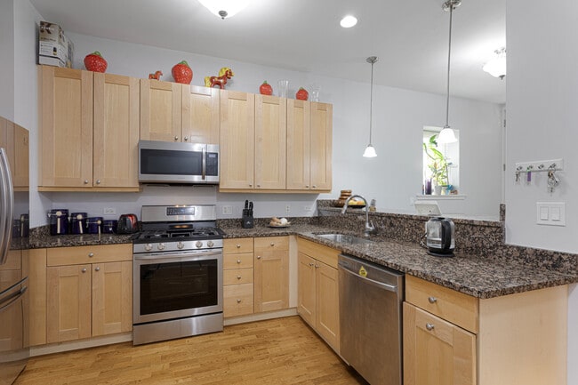Building Photo - 7407 N Hoyne Ave