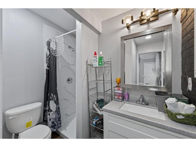 Building Photo - 884 Westminster St