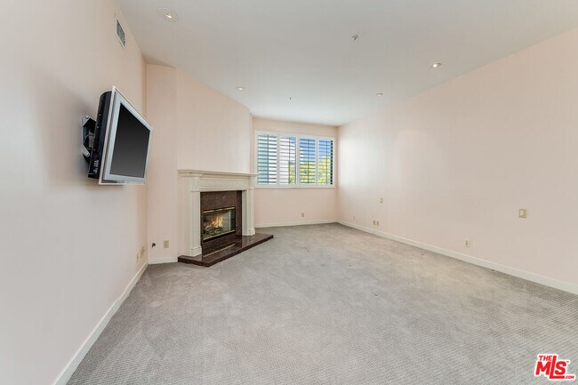 Building Photo - 450 N Maple Dr