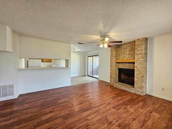 Building Photo - 1815 Cedarhill Dr