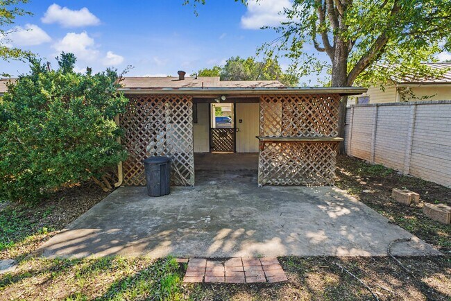 Building Photo - 823 Straight Ln