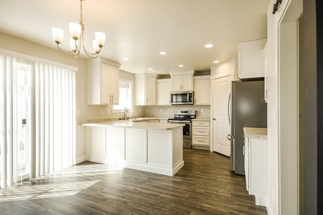 Building Photo - 4621 S W Pk Dr