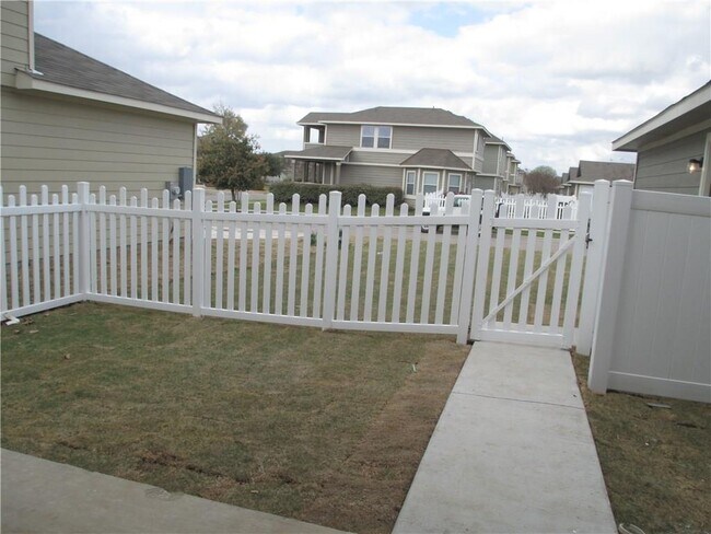 Building Photo - 1704 Willow Vista