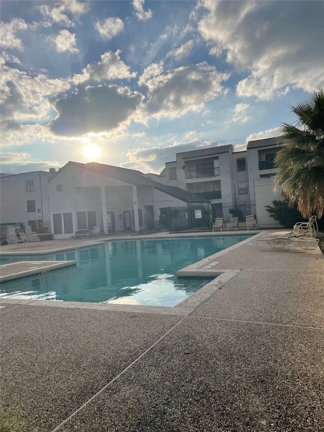 Building Photo - 2824 S Bartell Dr