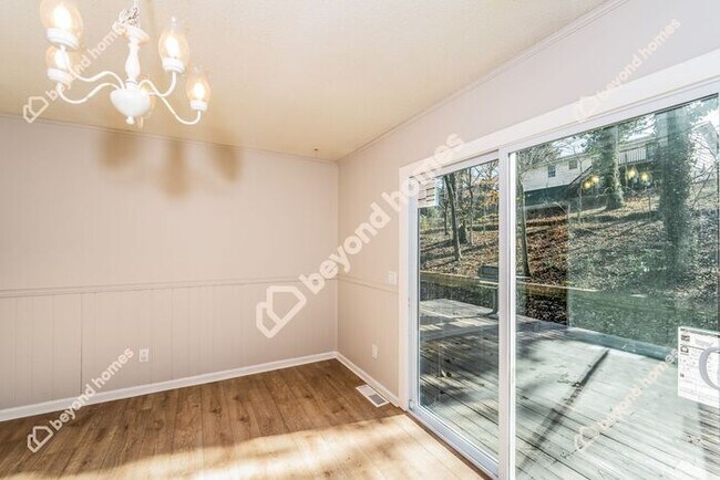 Building Photo - Beautifully Modernized 3 BR and 2 BA in on...