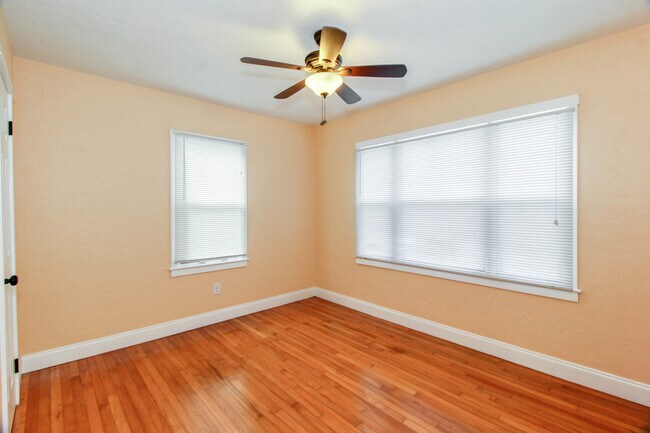Building Photo - 1709 N Forest Ave