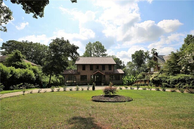 Building Photo - 957 Briarcliff Rd NE