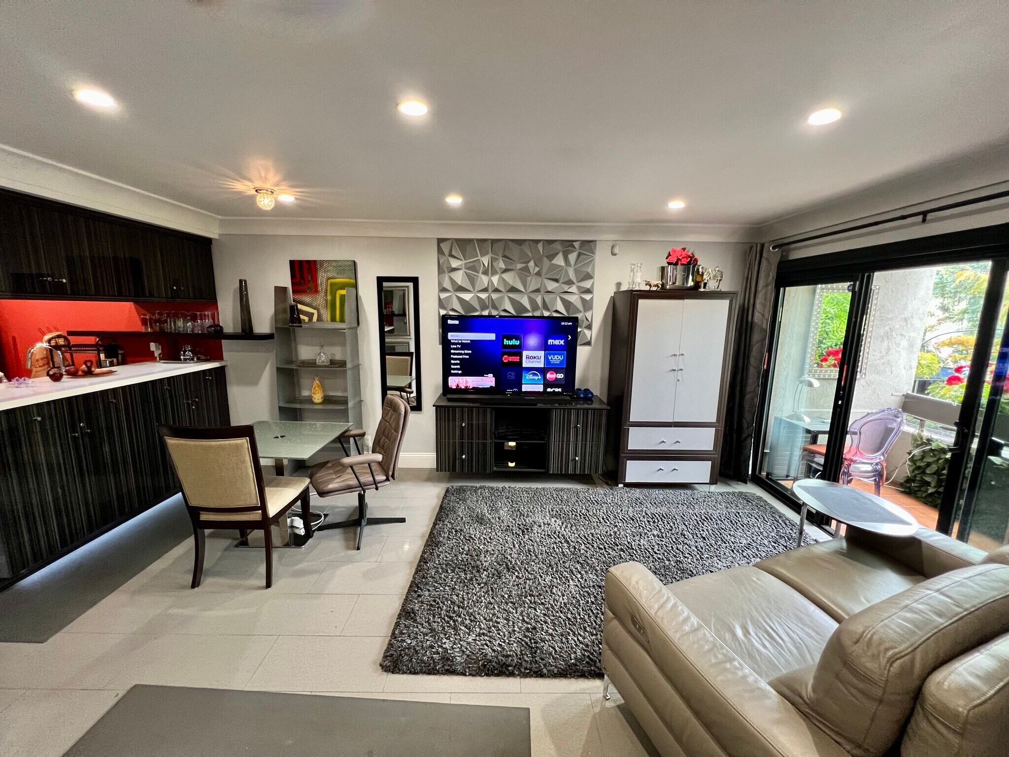 Building Photo - 950 N Kings Rd