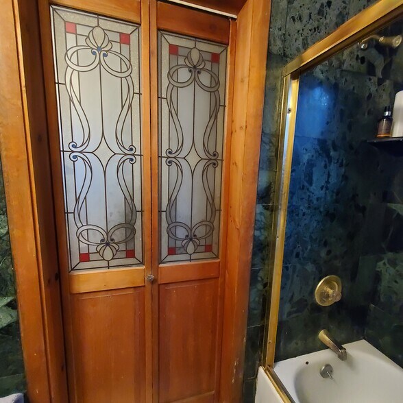 Bathroom - 191 Elliot St