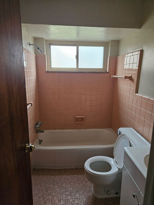 Building Photo - Westside Condo 2 bedroom 1 bath