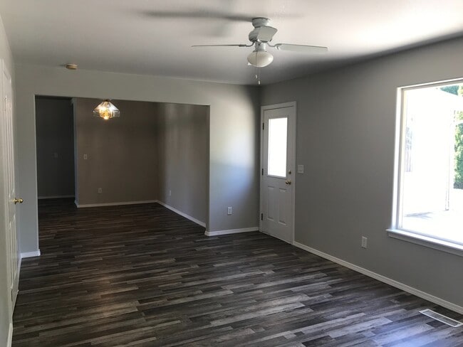 Building Photo - 3 Bed/2 bath...Newer Carpet and Flooring.....