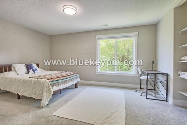 Building Photo - 3 Bed, 2.5 Baths Luxury Home Located Near ...