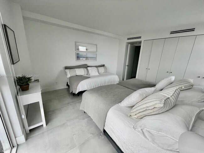 Building Photo - 100 Bayview Dr