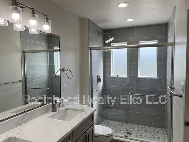 Building Photo - 2433 5th St