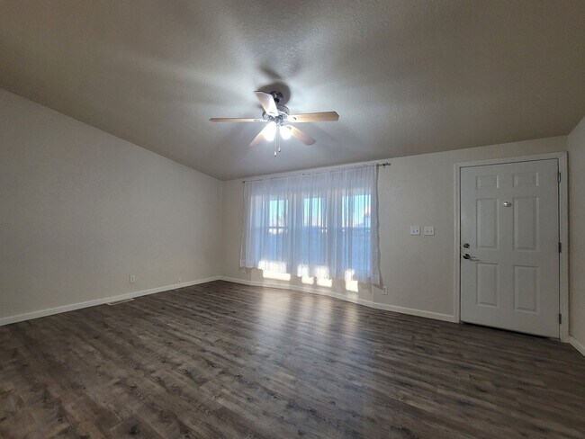 Building Photo - Updated Spacious Home in the Foothills!