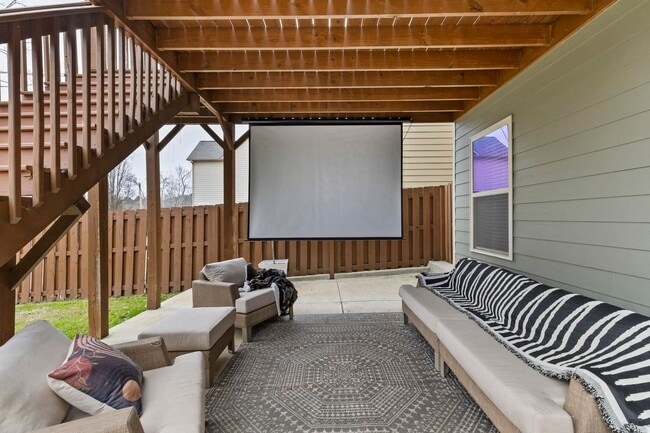 Building Photo - Stunning 3 Story Home in Crawford Creek