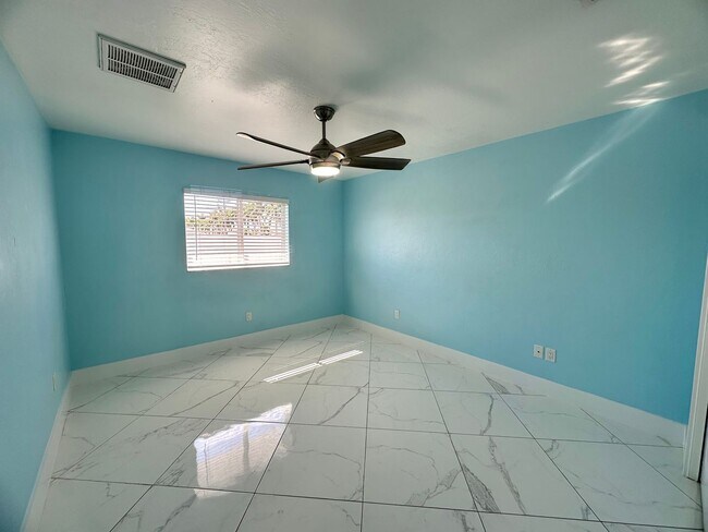 Building Photo - Stunning 3 Bedroom + Den Home with Fence + Screened Lanai in Great Location!