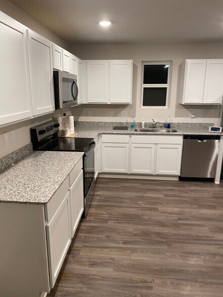 Building Photo - 427 Silo Ct