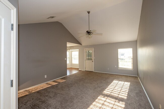 Building Photo - 3 Bed / 2 Bath in Collinsville!