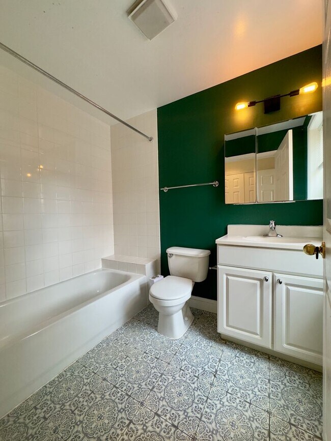 Building Photo - Inviting 3-Bedroom Single Family Townhome ...