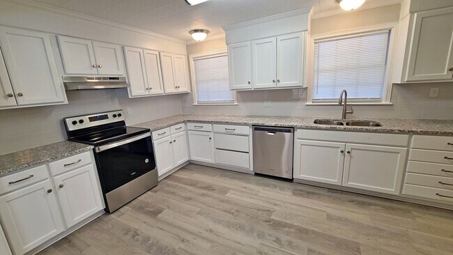 Building Photo - Modern Charm: Spacious 4-Bedroom Home with Inviting Amenities in Valdosta, GA