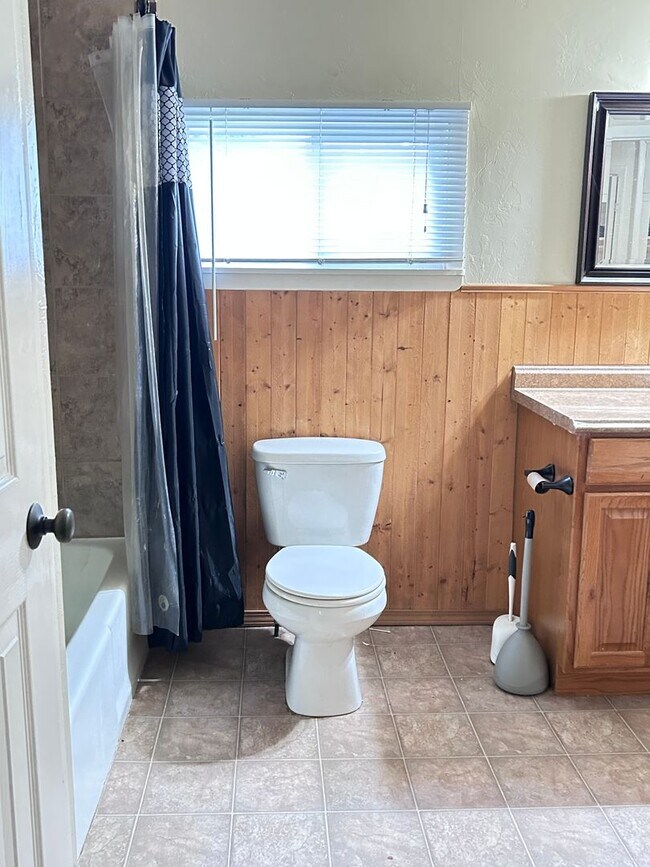 Building Photo - Calm 2 Bedroom, 2 Bath near Cheyenne Canyon