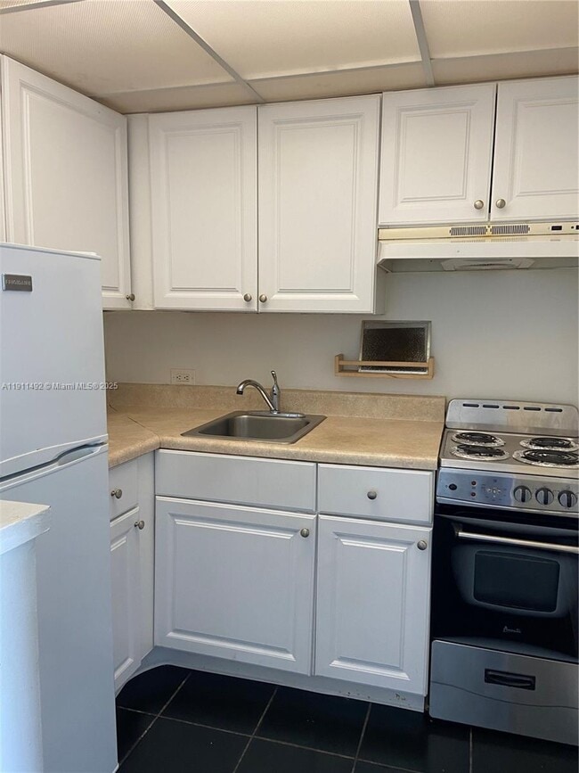 Building Photo - 7904 West Dr