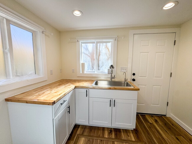 Building Photo - 6071 N Shady Side Dr